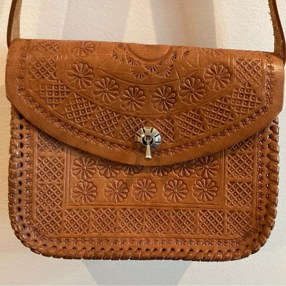TOOLED Leather Shoulder Bag With Unique Clasp and Inside Pocket Compartments - Picture 1 of 16